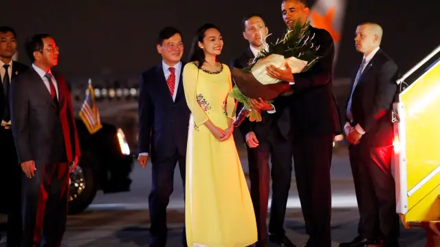 Obama fue recibido con flores en el aeropuerto de Hanoi.