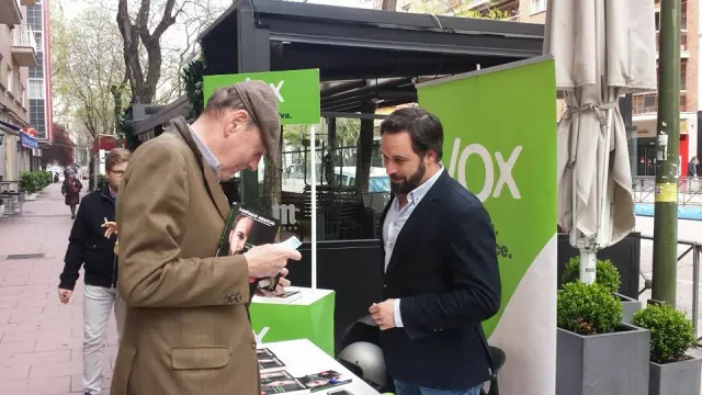 El presidente de VOX España, Santiago Abascal, firmando su libro 'Hay un camino a la derecha'