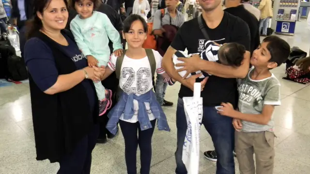 La familia de refugiados que será acogida en Zaragoza, en el aeropuerto de Atenas.