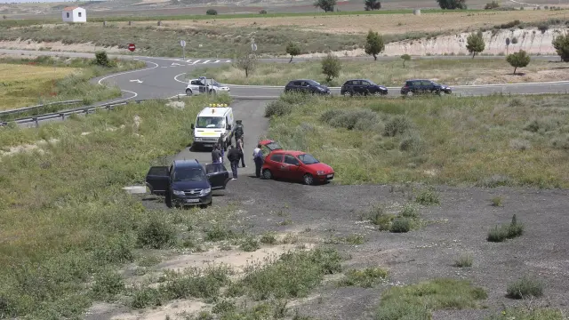 Los asaltantes dejaron abandonado su vehículo -el coche rojo- en un paraje cerca de Candasnos.