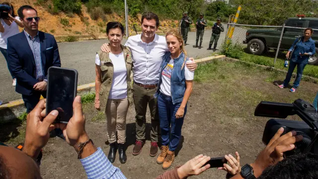 Albert Rivera, junto a la madre y a la esposa del opositor Leopoldo López, ayer en Caracas.