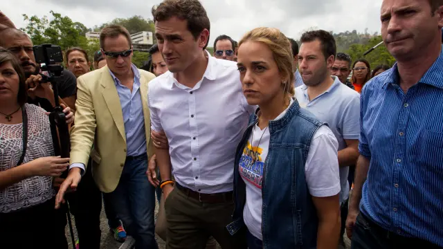 Albert Rivera junto a la esposa de Leopoldo López en las inmediaciones de la cárcel de Ramo Verde.