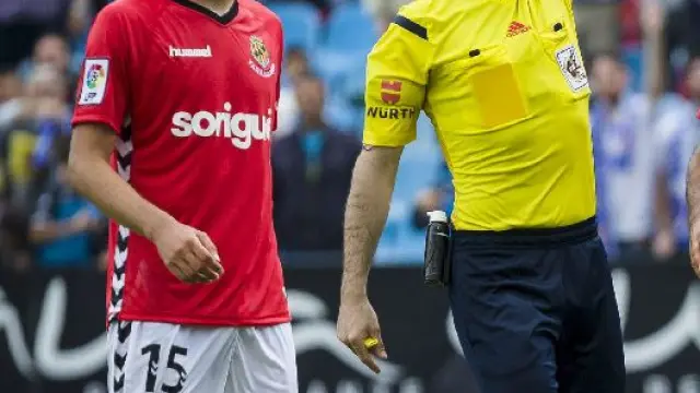 De la Fuente Ramos, tarjeta amarilla en mano el pasado domingo en La Romareda en el Real Zaragoza-Nástic de Tarragona.