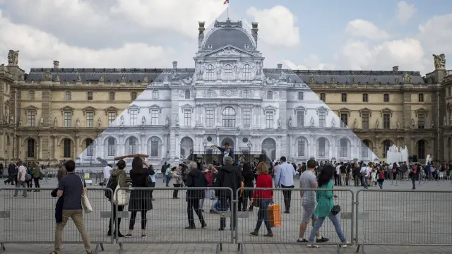 La enorme fotografía del francés JR cubre la pirámide del Louvre.
