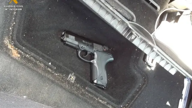 Pistola encontrada por la Guardia Civil de Candasnos.