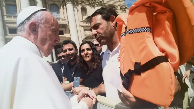 El director de la ONG Proactiva Open Arms, Óscar Camps, entrega el chaleco al Papa.