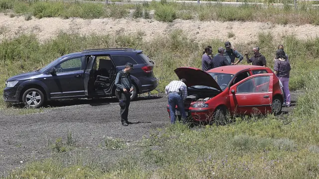 El coche utilizado en el atraco, un Fiat Punto rojo, que fue robado antes  en Zaragoza tras secuestrar y abandonar maniatada a la conductora, fue localizado ayer junto a la rotonda de la  A-2214 que enlaza con la N-II (Zaragoza-Barcelona).