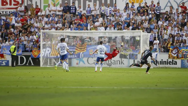 Momento en el que Samu Saiz logra el gol del Huesca que significó el 1-1 en el último partido del Real Zaragoza.