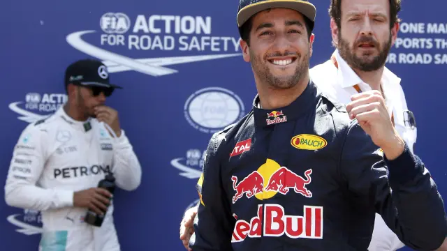 Ricciardo celebra su primera 'pole' en Mónaco