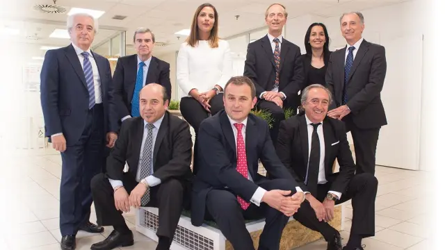 Los aragoneses Jesús Sangüesa, sentado en el centro, y Enrique Garay, a su derecha, posan con el resto del Comité de Dirección de Auchan Retail España.