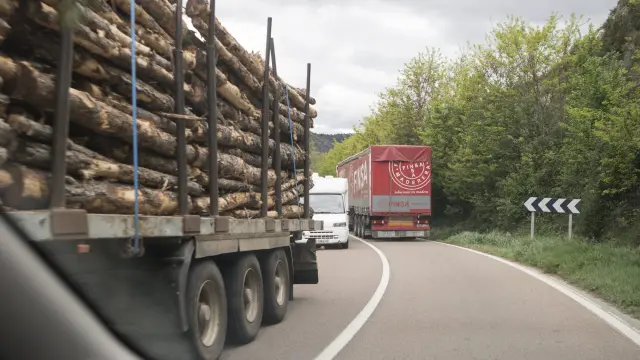 Una media de 100 camiones al día transitan por la N-330 entre Teruel y Castielfabib. La falta de arcenes y las curvas complican la circulación. Por lo general, si un camión vuelca, ambos carriles quedan cortados sin posibilidad de dar paso alternativo.
