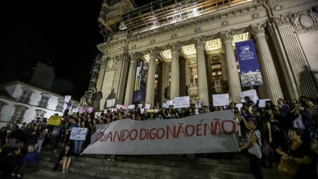 Manifestación en repulsa por la violación de un adolescente por más de 30 hombres en Río de Janeiro.