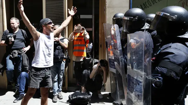 Un manifestante increpa a los antidisturbios de los Mossos d'Esquadra,