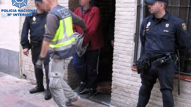La Policía Nacional detiene a dos personas en El Gancho por tráfico de drogas.