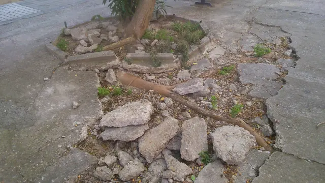 Estado del asfalto en la calle Sallent de Gállego del barrio de Torrero.