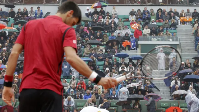 La lluvia interrumpio el partido de Djokovic.