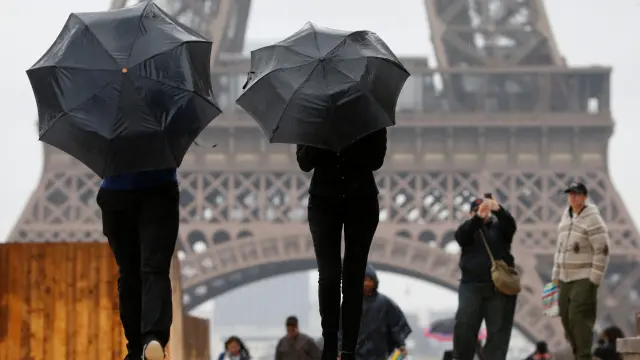 Turistas junto a la Torre Eiffel