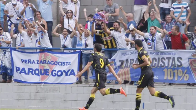 Borja Bastón celebra junto a Álamo el gol que supuso el 0-1 y el triunfo final del Real Zaragoza el año pasado en el estadio Palamós-Costa Brava ante el Llagostera.