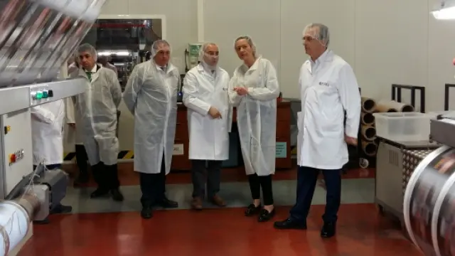 Marta Gastón visita la planta de Enplater en Sariñena.