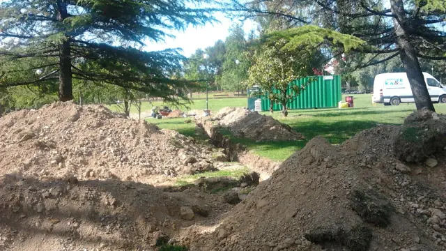 Obras de arreglo del riego en el parque del barrio de La Paz