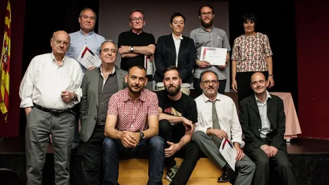 Los premiados y la junta directiva de la Asociación Aragonesa de Críticos de Arte, una vez concluida la gala.