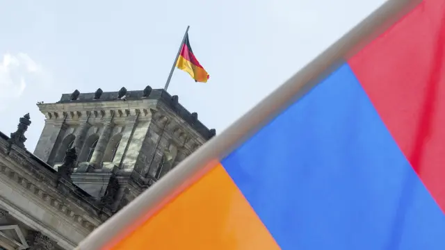 La bandera armenia delante del Parlamento alemán.