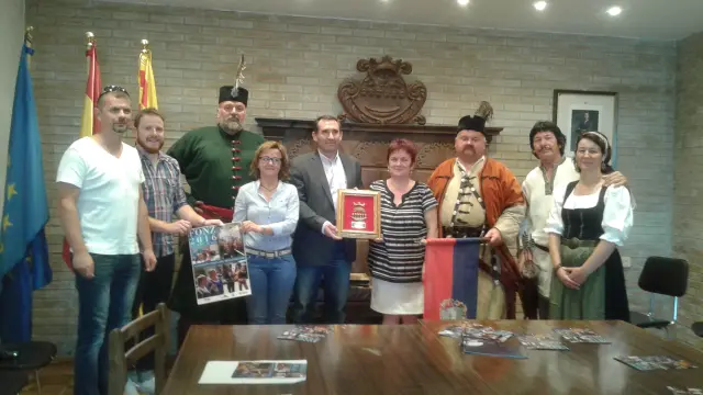 La delegación húngara, acompañada de las autoridades en el Ayuntamiento de Fonz.