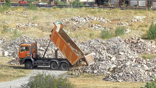 Escombros depositados en una parcela de la capital, en una imagen de archivo.