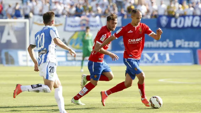 Natxo Insa, ante la mirada de Eldin Hadzic, conduce el balón en el partido Leganés-Real Zaragoza con el que concluyó la pasada liga en Butarque hace justo un año. El resultado fue 2-2.