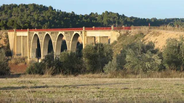 El viaducto sobre el río Martín atraviesa la vía en el límite de las provincias de Teruel y Zaragoza.
