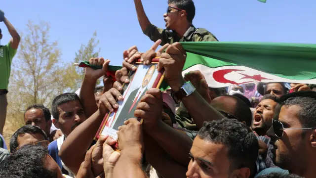 Los saharauis despiden al presidente Abdelaziz y proclaman consignas independentistas.