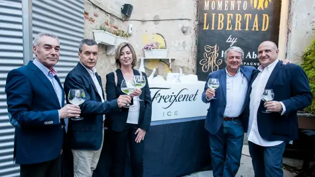 Vicente López Brea, Toni Miró, Silvia Tomé, Jorge de Gispert y Guillermo Vicente Artero, con una copa de Freixenet Ice.
