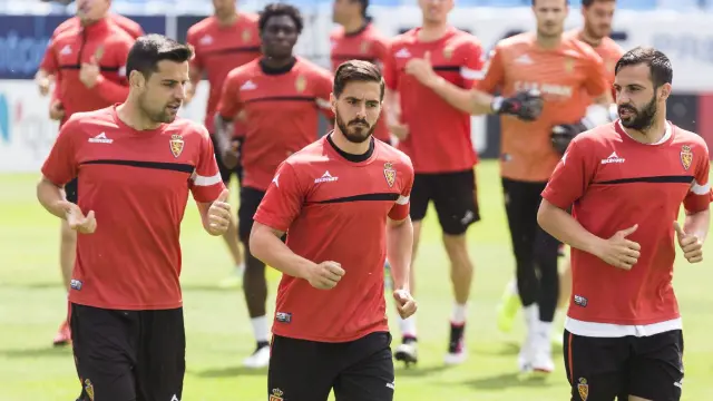 Dorca, Javi Ros y Guitián, en cabeza del grupo en el inicio del último entrenamiento del Real Zaragoza llevado a cabo este viernes en La Romareda.
