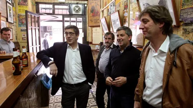 El presidente del Congreso, Patxi López (i) acompañado del alcalde de Soria, Carlos Martínez (d) y el concejal de Urbanismo, Javier Antón (2d), conversa en el bar Lázaro en su visita a Soria.