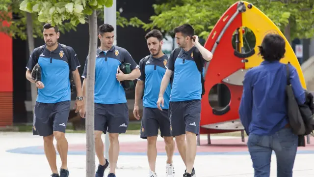 Dorca, Jaime, Isaac y Lanzarote, en los momentos previos a la salida del autocar del Real Zaragoza rumbo a Palamós.