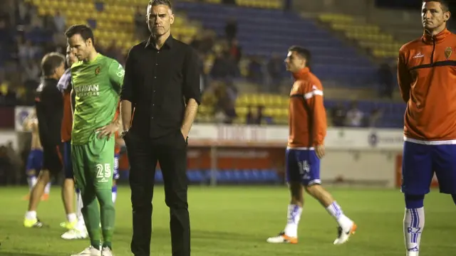 Lluís Carreras, junto a sus jugadores, sobre el césped del Nou Estadi tras la derrota