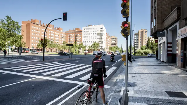 Semáforo para bicis conectado a una cámara térmica, en la plaza Mozart.