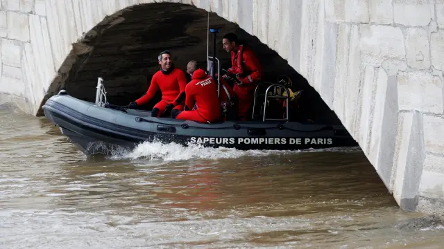 Una brigada de rescate recorre el río Sena.
