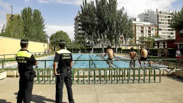 Dos policías locales en el Centro Municipal Gran Vía de Zaragoza