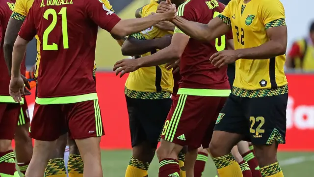 Alexander González, con el 21 a la espalda, saluda a un jugador de Jamaica, Garath McCleary, al final del partido.