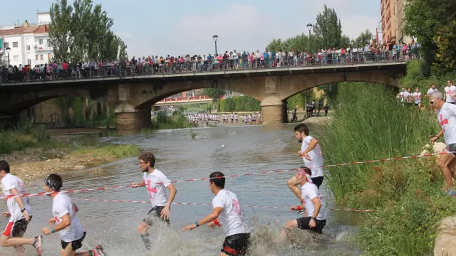 Uno de los obstáculos consistió en atravesar corriendo el cauce del río Sosa de Monzón.