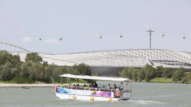 El barco turístico navegando en el entorno de la Expo.