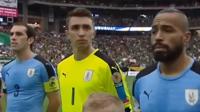 Desconcierto entre los jugadores de Uruguay al sonar el himno de Chile en vez del de su país.