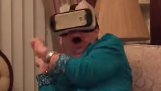 Una anciana asustada por la realidad virtual.