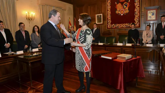 Emma Buj, al recibir el bastón de mando de alcaldesa en sustitución de su correligionario Manuel Blasco.