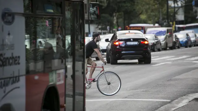 Cinco vídeos para promover la seguridad vial en los desplazamientos urbanos en bicicleta.