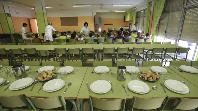 Los niños becados han comido durante el curso, pero los colegios han adelantado el dinero.