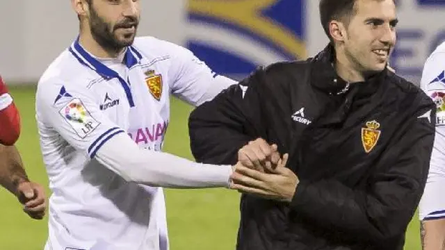 Guitián y Lanzarote se abrazan al final de uno de los partidos del Real Zaragoza en La Romareda en la segunda vuelta de la recientemente concluida temporada.