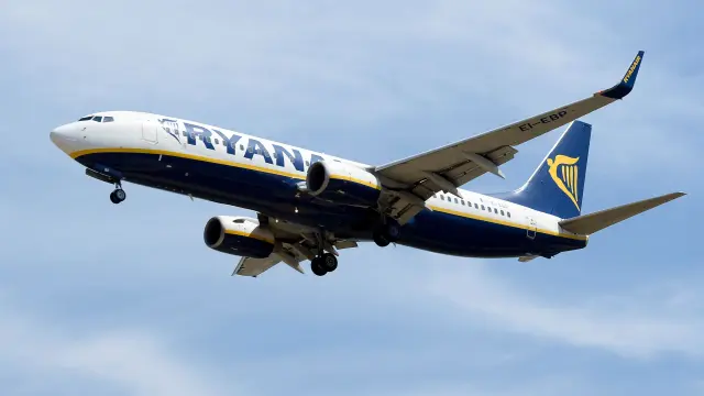 Un avión de la compañía Ryanair se dispone a aterrizar.
