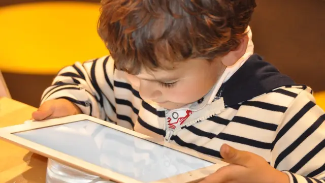 Un niño pequeño con una tablet, una estampa habitual hoy en día